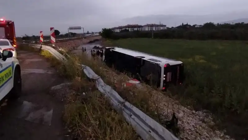 Manisa'da Yolcu Otobüsü Kazası: Çok Sayıda Yaralı Var!