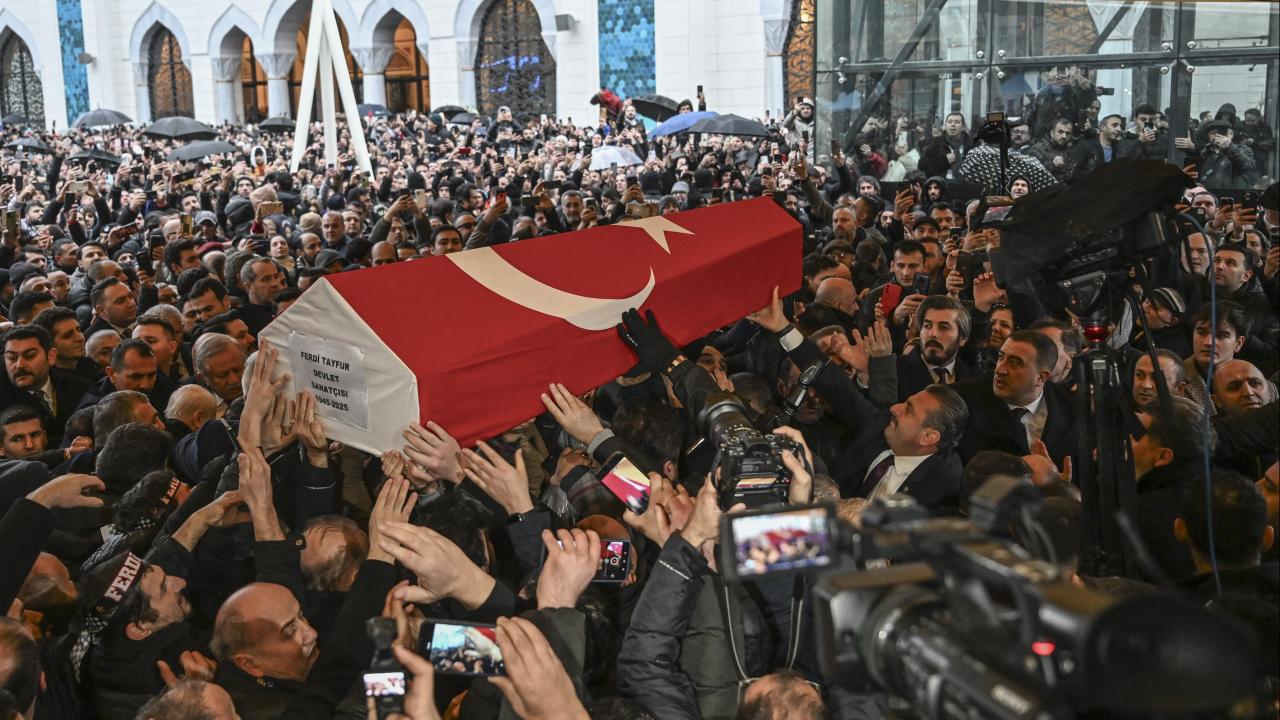 Türk Sanat Müziği'nin efsane ismi Ferdi Tayfur son yolculuğuna uğurlandı