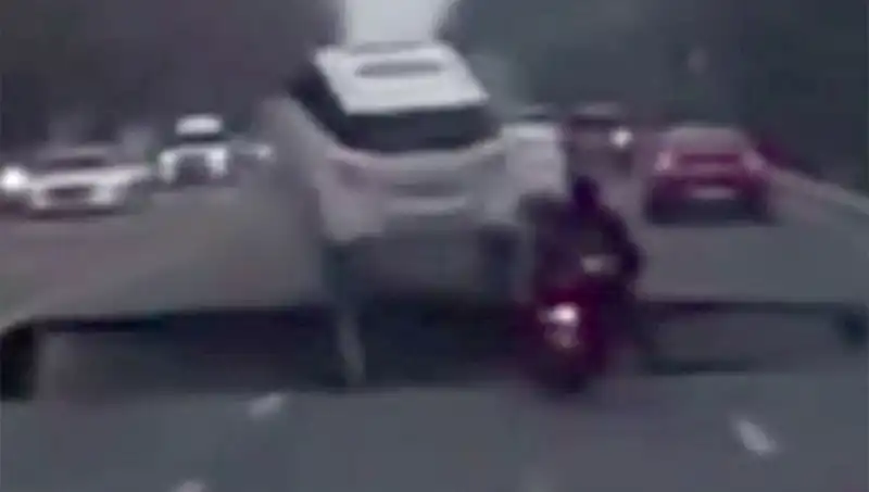 Güney Kore'de Otoyolda Dev Çukur Motosikleti Yuttu: Şok Edici Olay!