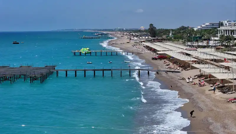 Antalya Sahillerinde Günışığı Konforu: Güneşli Hava Yoğunluğu Nisan Geleneği
