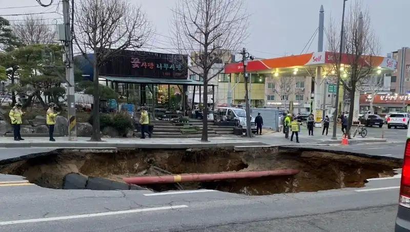 Güney Kore’de Dev Çukur Motosikleti Yuttu: Bir Kayıp ve Bir Yaralı
