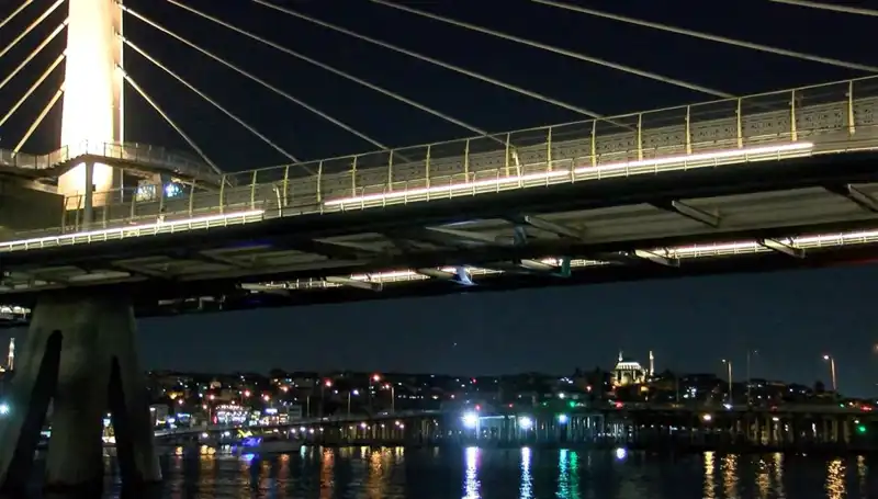 Metro Köprüsünden Denize Düşen Bir kişi için Arama Çalışmaları Devam Ediyor