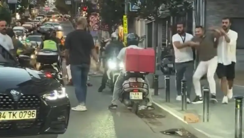 Nişantaşı'nda Yol Verme Kavgası: Sopayla Kadının Üzerine Yürüyen Adam Gözaltına Alındı