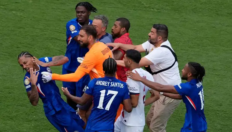 Futbolun Kalbinde Şok Gelişmeler: Teknik Direktörden Futbolcuya Yumruk!