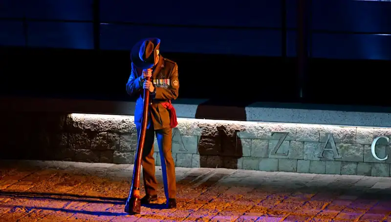 Anzak Koyu'nda Duygusal "Şafak Ayini" ile Anma Töreni Gerçekleşti