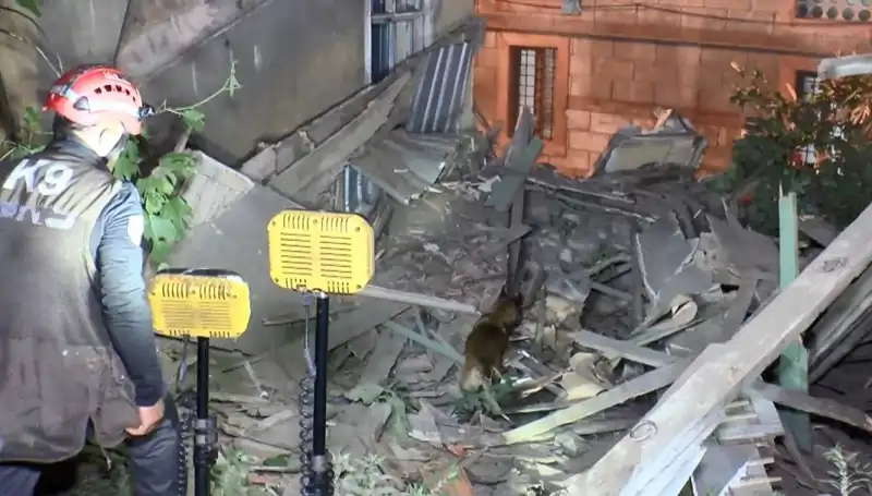 İstanbul'da Deprem Sonrası Çökme: Hasarlı Bina Büyük Bir Tehlike Oluşturuyordu