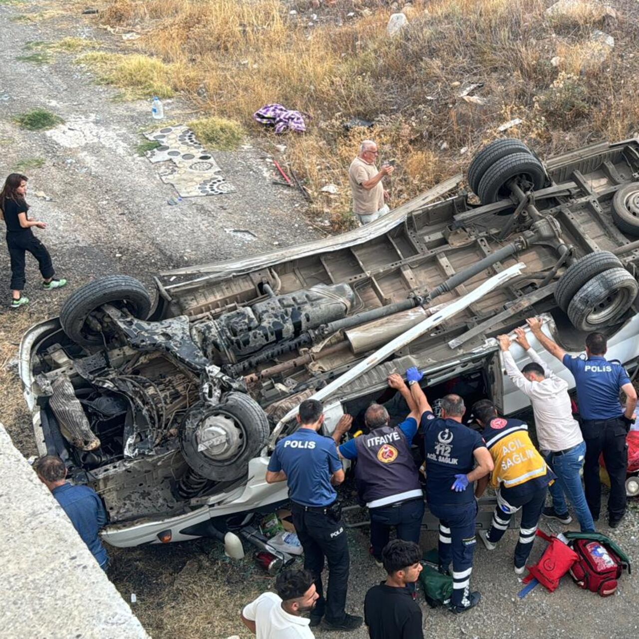 Tarım İşçilerini Taşıyan Minibüs Devrildi: Çok Sayıda Yaralı Var