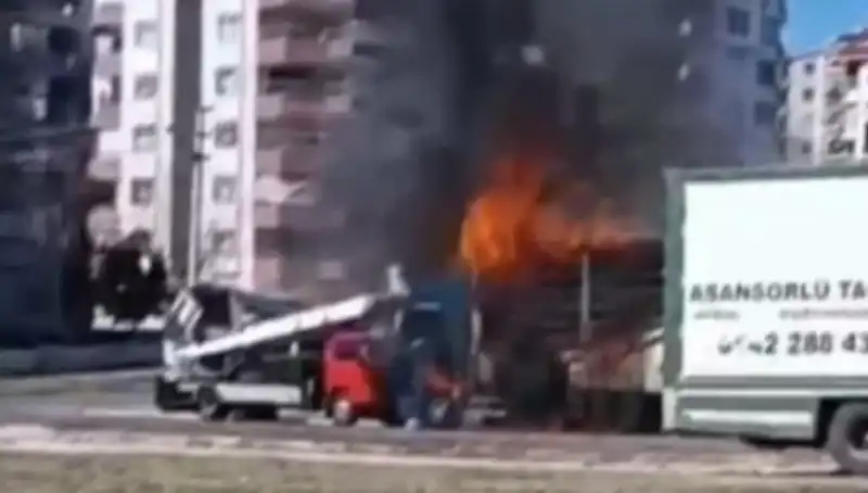 TIR yangını: Alevler içinde kısa süre içinde küle döndü!