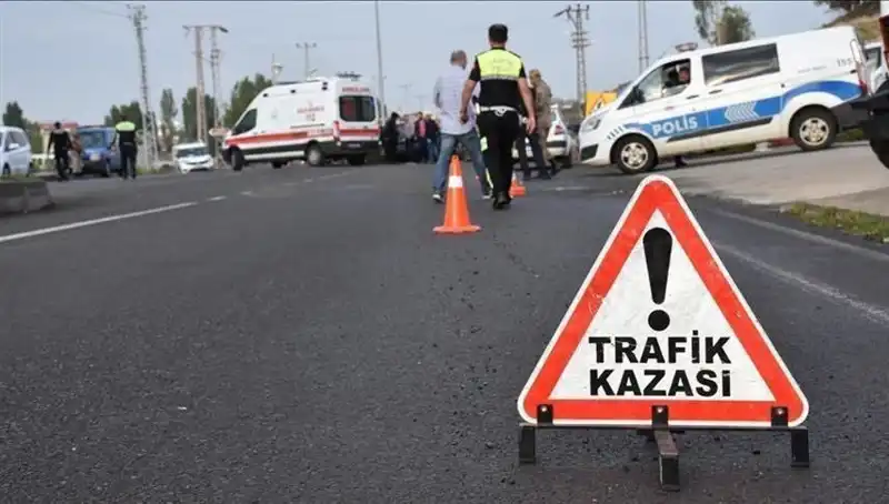 Antalya'da Otomobil Kanal Dönüşünde Devriliyor: İki Yaralı