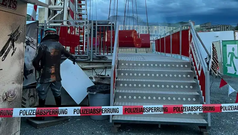 Dönen Salıncak Reklam Direklerine Çarptı, Yaralı Olmadan Kurtuldu