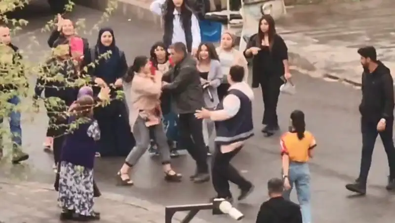 Adliye Önünde Tekmeli Yumruklu Kavga Gündemi Sarstı!