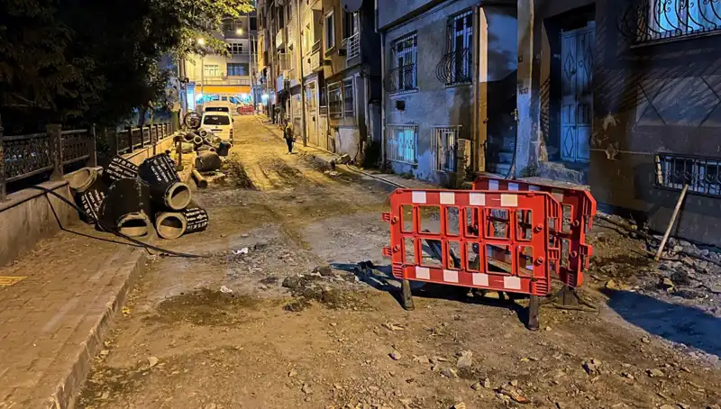 Bayrampaşa'da Patlayan Rögar Kapağı, Altyapı Çalışmalarını İflas Ettirdi!