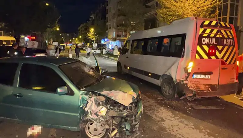 Otomobil Servis Minibüsüne Çarptı: Korkutan Kaza Sonrası 6 Yaralı