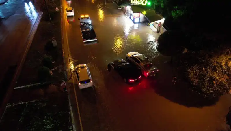 Adana'da Sağanak Yağmur Hayatı Olumsuz Etkiledi: Cadde ve Sokaklar Sular Altında Kaldı
