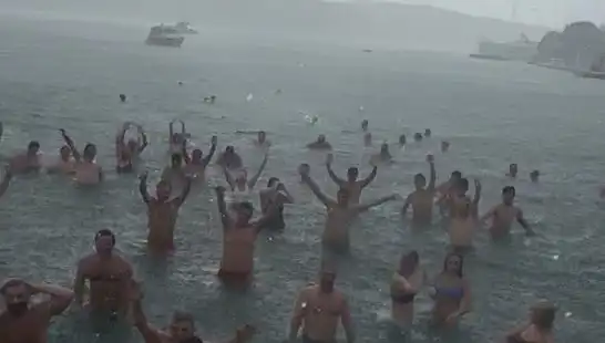 İstanbul'da Yağmura Rağmen Bebek'teki Denize Giren Kalabalık Dikkat Çekti