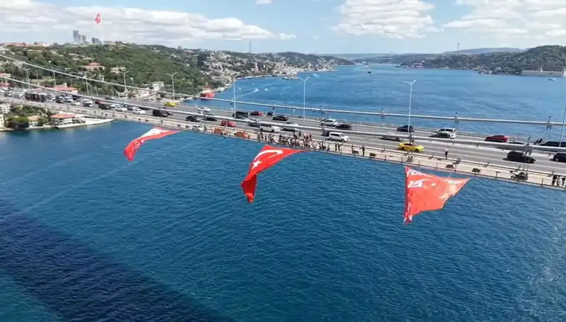 Dev Türk Bayrağı, İhtişamıyla Yeni Köprüde Dalgalanıyor