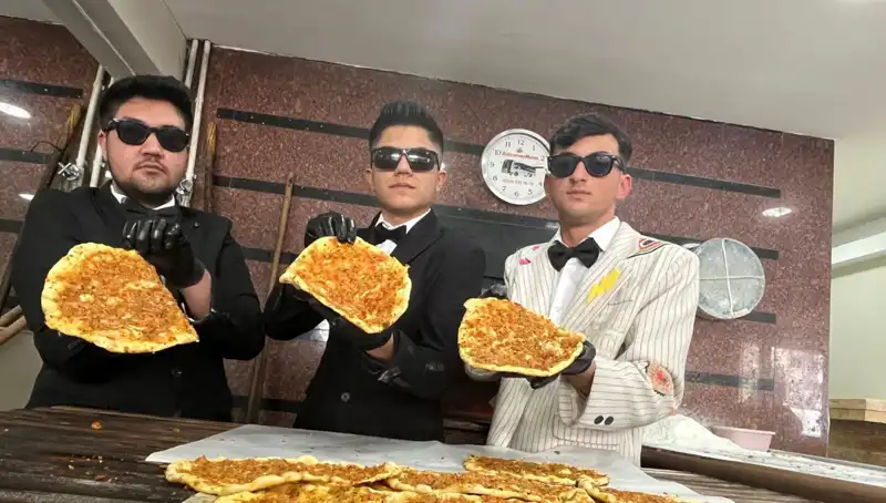 Takım Elbiseli Fırıncıların İlginç Performansı: Şaşkınlık ve Sonrası