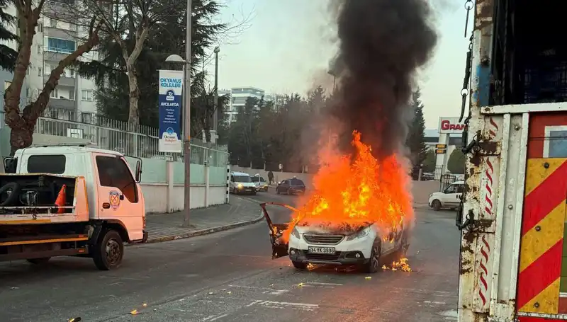 Korku Dolu Anlar: Alev Topuna Dönüşen Araç Başka Otomobillere Çarptı