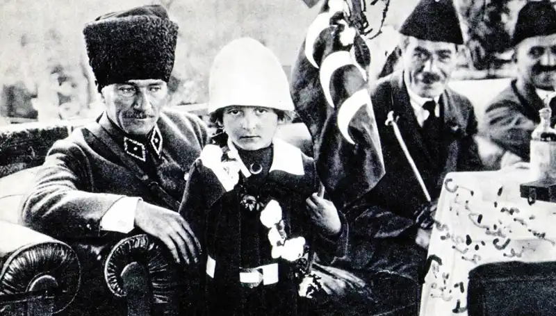 Unutulmaz Fotoğrafın Hikayesi: Şapkanın Altında Gizli Bir Bayram Doğuyor