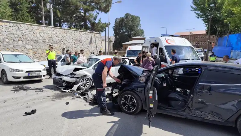 Bitlis'te Trafik Kazası: 10 Yaralı, Olay Yeri Korkunç Manzaraya Şahitlik Etti