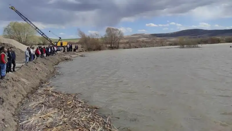 17 Yaşındaki Mehmet Kızılırmak Nehri'nde Kayboldu, Ailesi Endişeli