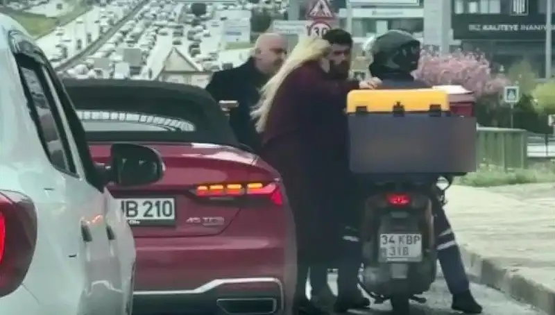 D-100'de Korkunç Anlar: Motokuryeye Silah Çeken Sürücü Sözleriyle Şaşırttı