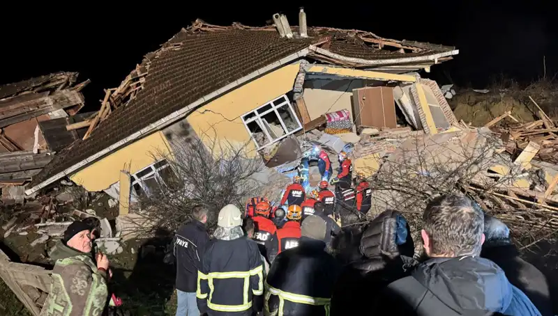 Sinop'ta Heyelan Felaketi: 3 Ev Yıkıldı, Çevre Mahalleler Tehdit Altında