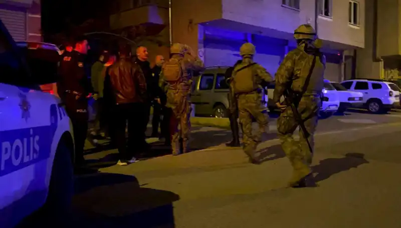 Balkondan Tüfekle Ateş Açan Şahıs Polis Gelince Kendini Eve Kilitledi
