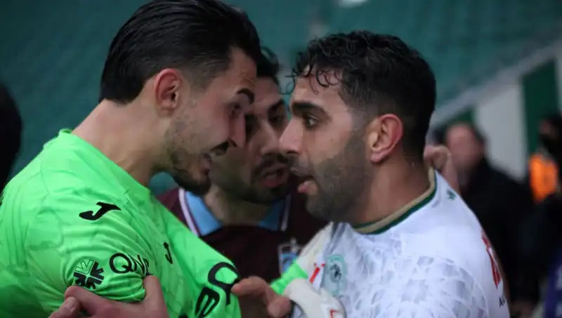 Konyaspor-Trabzonspor Maçının Uzatma Anlarında Futbolcular Arasında Gerilim Tırmandı!