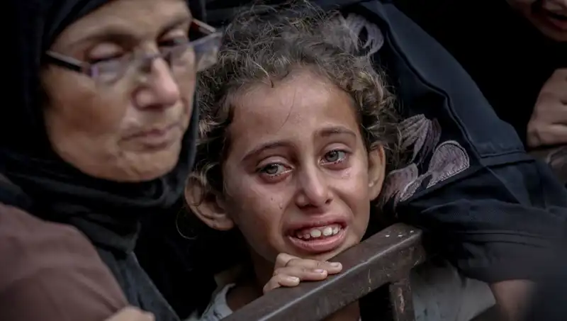 Gazze'de Korkutucu Bir Gerçek: Israeli Askerler Yemekleri Toprağa Gömüyor!