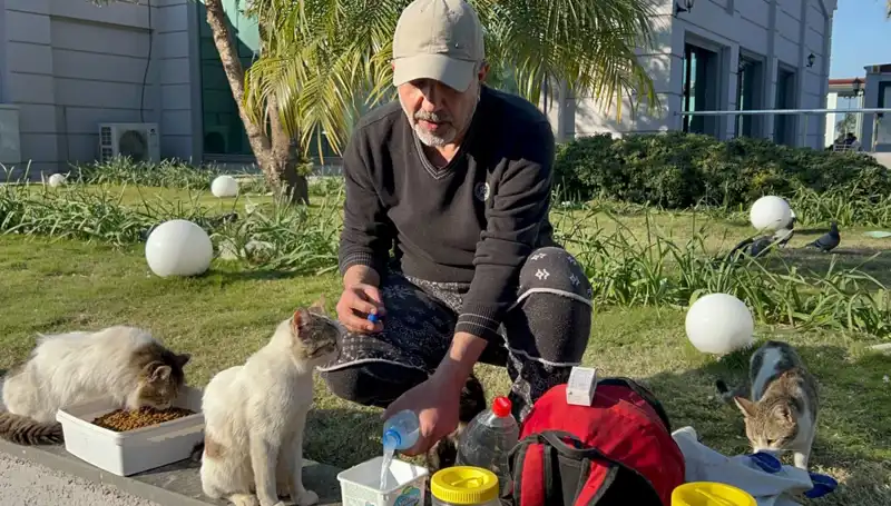 59 Yaşındaki Adam, Her Gün 8 Kilometre Yürüyerek İyilik Peşinde