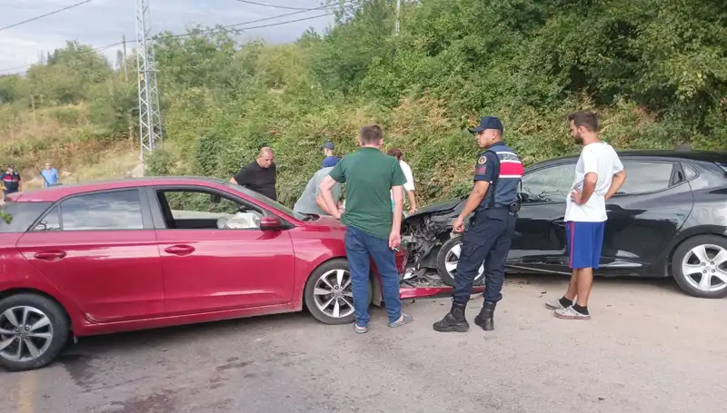 Karamürsel'de Otomobil Kazası: 4 Kişi Yaralandı, Olay Yeri Gerginliği Tırmandı