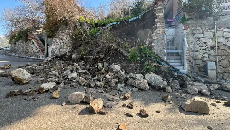 Yola Çökerek Korku Dolu Anlar Yaşattı: İstinat Duvarı Çöktü