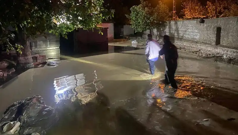 20 Dakikalık Şiddetli Yağış: Sel Felaketi, Evleri Yerle Bir Etti!