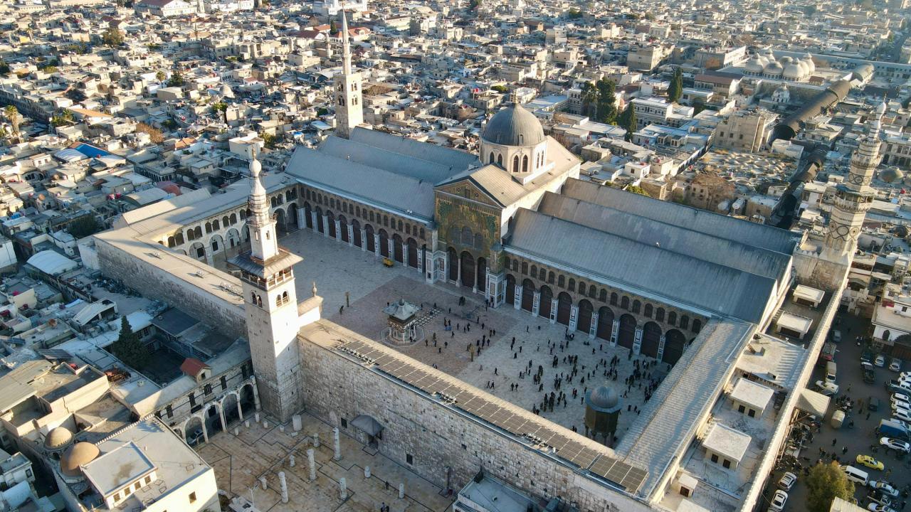 Suriye'de Halk İlk 'Özgür' Cuma Namazı İçin Camilere Akın Ediyor