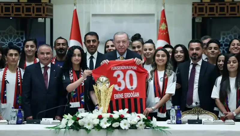Cumhurbaşkanı Erdoğan, Yüksekovaspor Kadın Futbol Takımı ile Özel Bir Buluşma Gerçekleştirdi