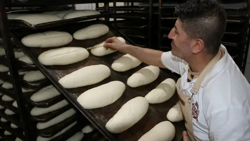 Sıcaklık Rekorları Kıran Fırında Zorlu Çalışma Koşullarıyla Üretim Yapılıyor