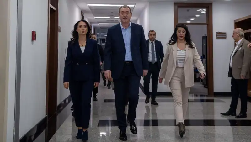 DEM Parti Heyeti, Siyasi Parti Turu ile Gündemi Değiştiriyor