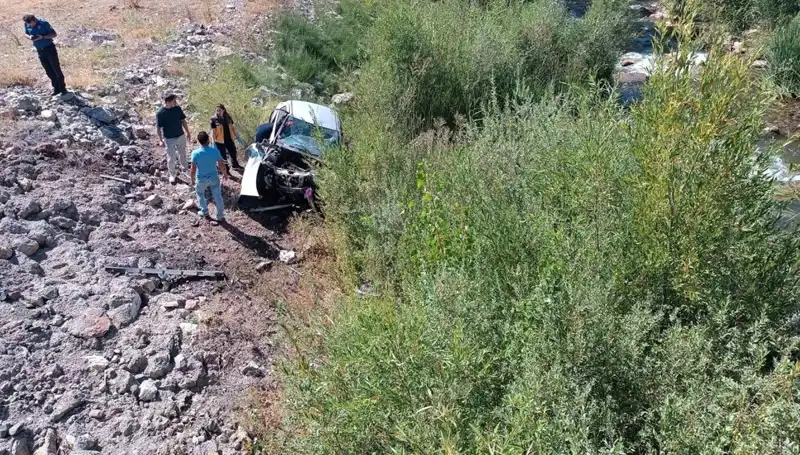 Sivas’ta Feci Kaza: Otomobil Dere Yatağına Uçtu, İki Kişi Hayatını Kaybetti