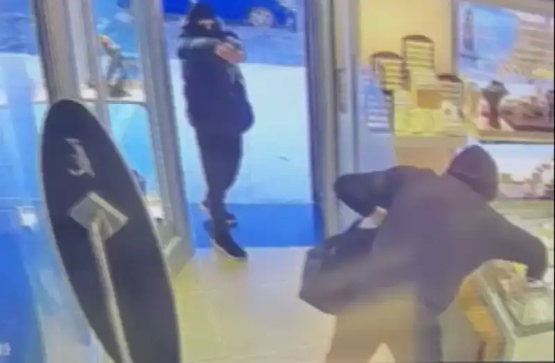 Ümraniye'de Paniğe Neden Olan Maskeli Soygun Girişimi