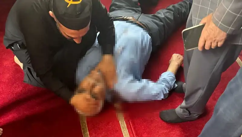 Camide Namaz Kılarken Bıçaklanan Müslüman, Toplumda Şok Etkisi Yarattı