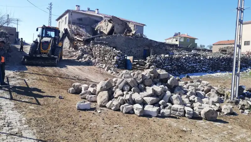 Kayseri'de Ahır Çöktü: 35 Küçükbaş Hayvan ve 2 Eşek Hayatını Kaybetti