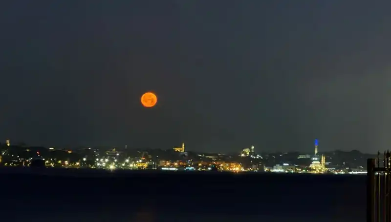 İstanbul'da Çilek Dolunayı: Büyüleyici Manzaralar ve Eşsiz Anlar