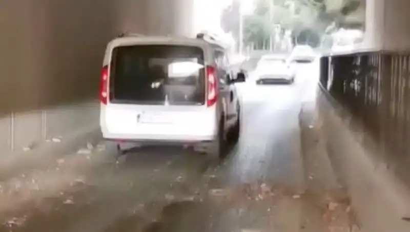 Beton Parçaları Trafikte Sürücülere Korku Doldurdu: O Anlar Kameralarda
