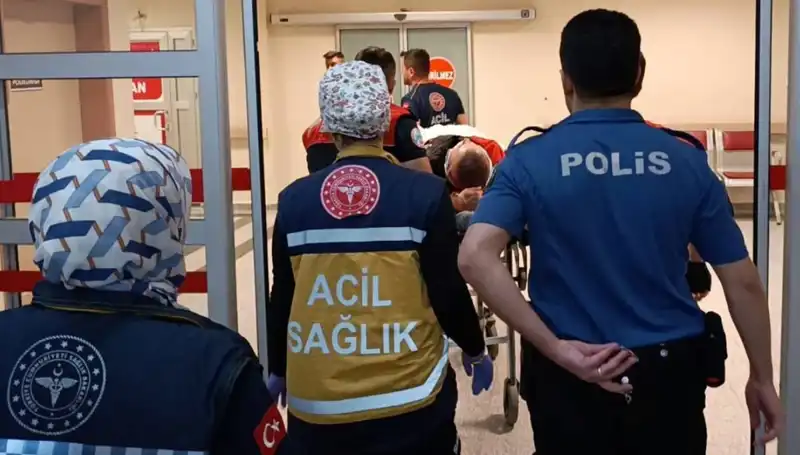 Bir Kaza Da Daha: Polis Ekipleri Yolcu Taşıma Aracında Kaza Yaptı