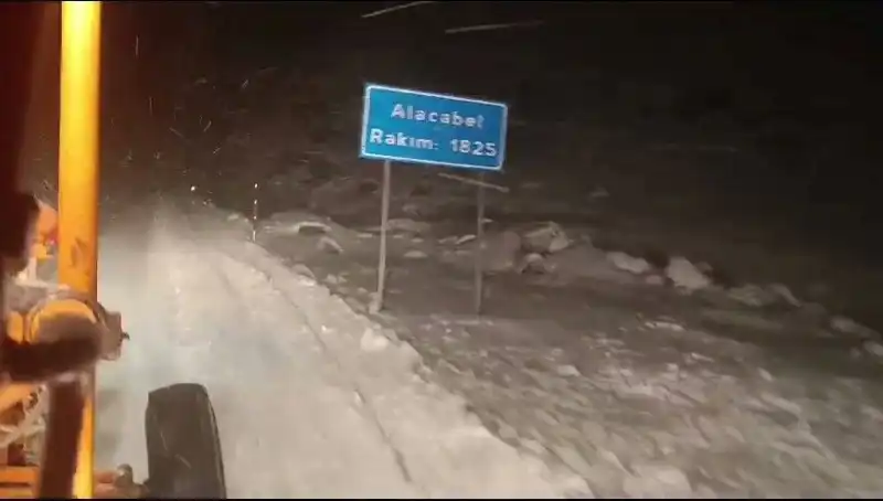 Antalya’da Beklenmedik Kar Yağışı: Yerli ve Yabancı Turistler Şaşkın!