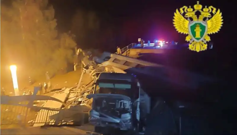 Rusya'da İki Köprünün Çökmesi: Treni Raydan Çıkan Kaza ve Can Kaybı
