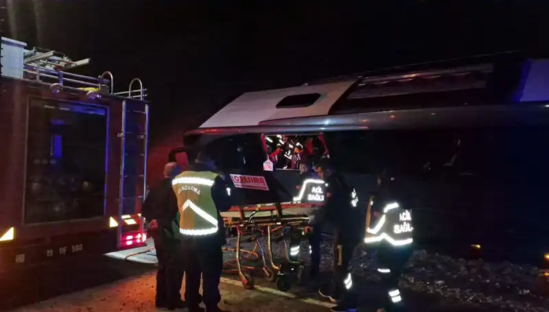 Şok Edici Kaza: Festival Dönüşü Tur Otobüsü Devrildi! 23 Yaralı