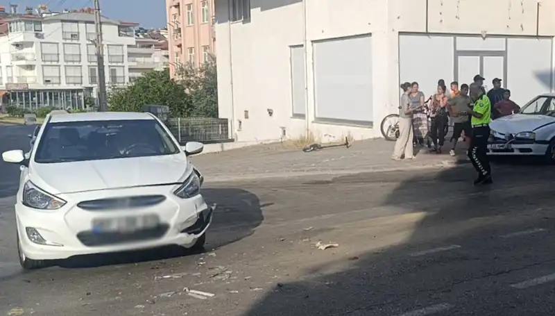 Antalya’da İki Otomobil Çarpıştı: Korkutan Kaza Anlarına Tanıklık Edildi