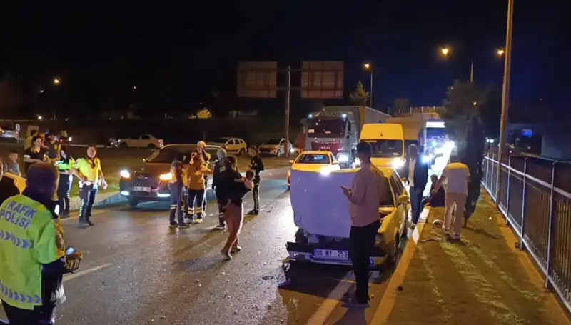 Otoyolda Geri Dönüş Yapan Araç Kazası: İki Çocuk, Dört Yaralı